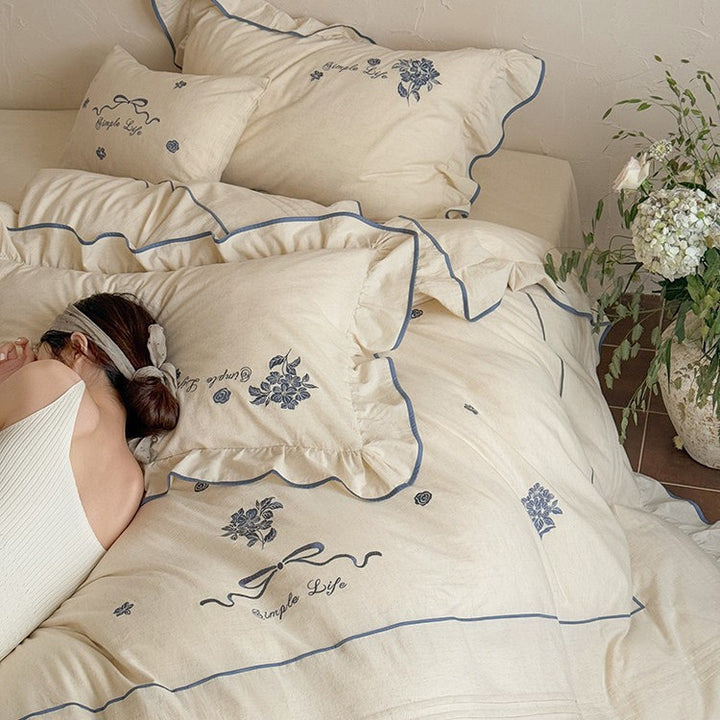 Baumwoll-Musselin Bettwäscheset mit zarter Blumenstickerei, Volant und atmungsaktivem Finish