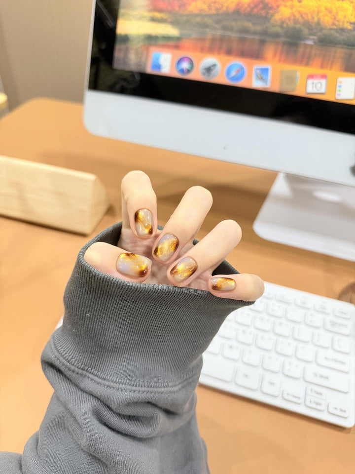 Kunstnägel mit Edlem Metallic-Design Karnz
