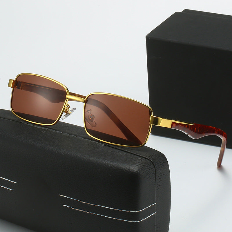 Damen Korrektionsbrille mit elegantem goldfarbenem Rahmen und stylischem Design Karnz