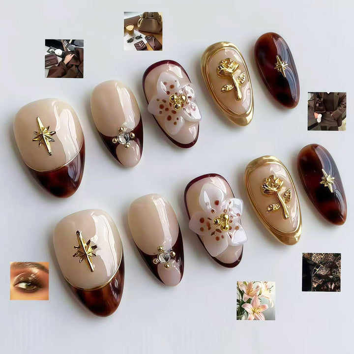 Dekoratives Press-On Nagelkunst Set mit floralen und goldenen Akzenten