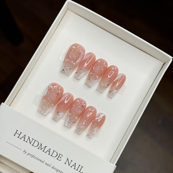 Elegante handgemachte Press-On-Nägel mit Blumendesign