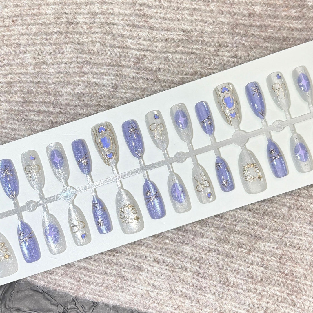 Dekoratives Press-On-Nagelkunst-Set mit schimmernden Designs
