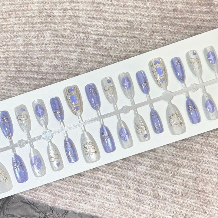 Dekoratives Press-On-Nagelkunst-Set mit schimmernden Designs