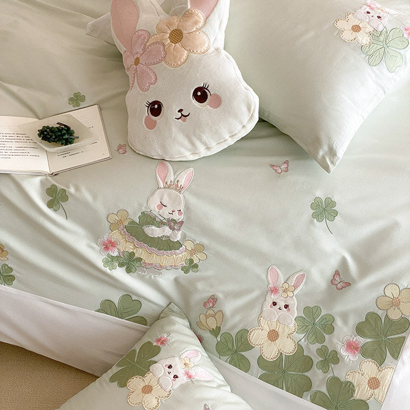 Besticktes Bunny Baumwollsatin Bettbezugset mit Kissenbezügen und plüschigen Akzentkissen