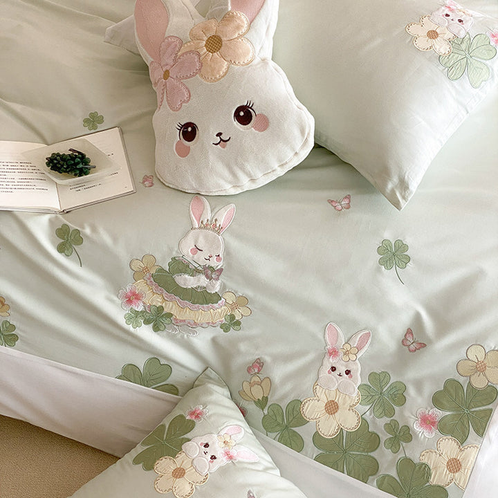 Besticktes Bunny Baumwollsatin Bettbezugset mit Kissenbezügen und plüschigen Akzentkissen