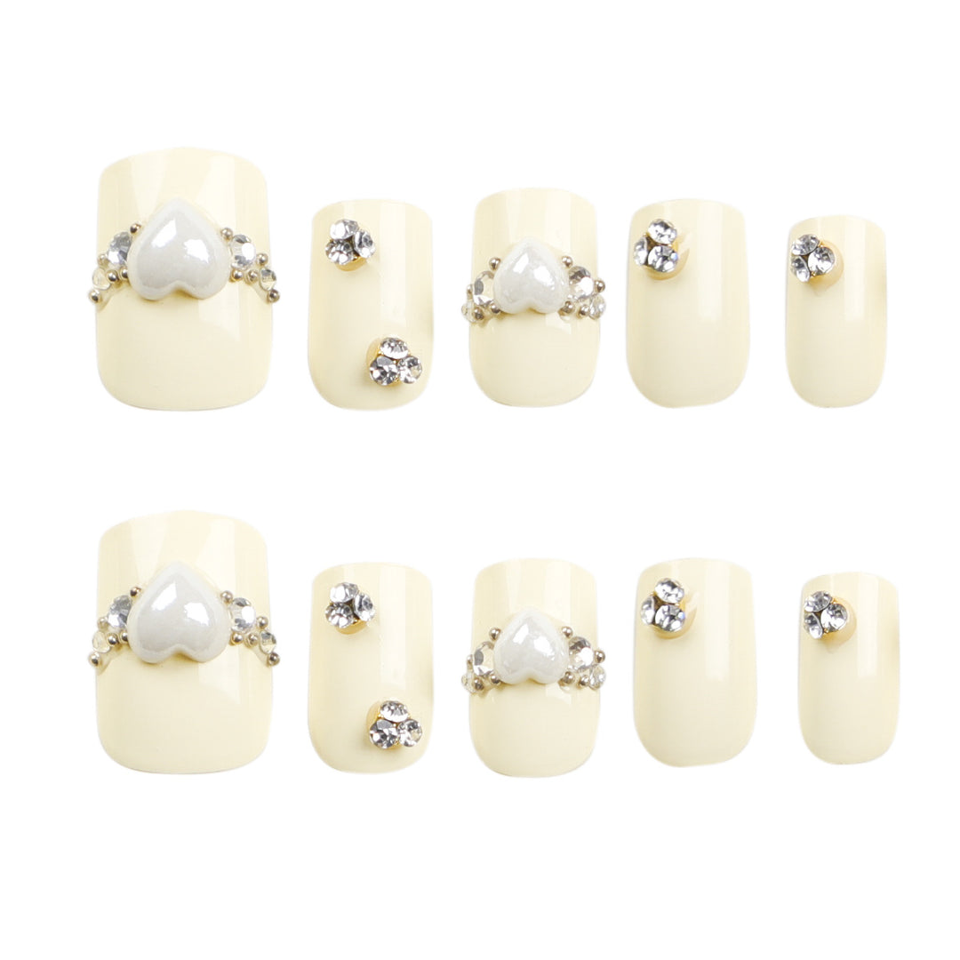 Kunstvolle Nagelverlängerungen mit eleganten Zierdetails Karnz