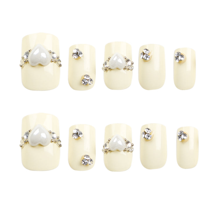 Kunstvolle Nagelverlängerungen mit eleganten Zierdetails Karnz