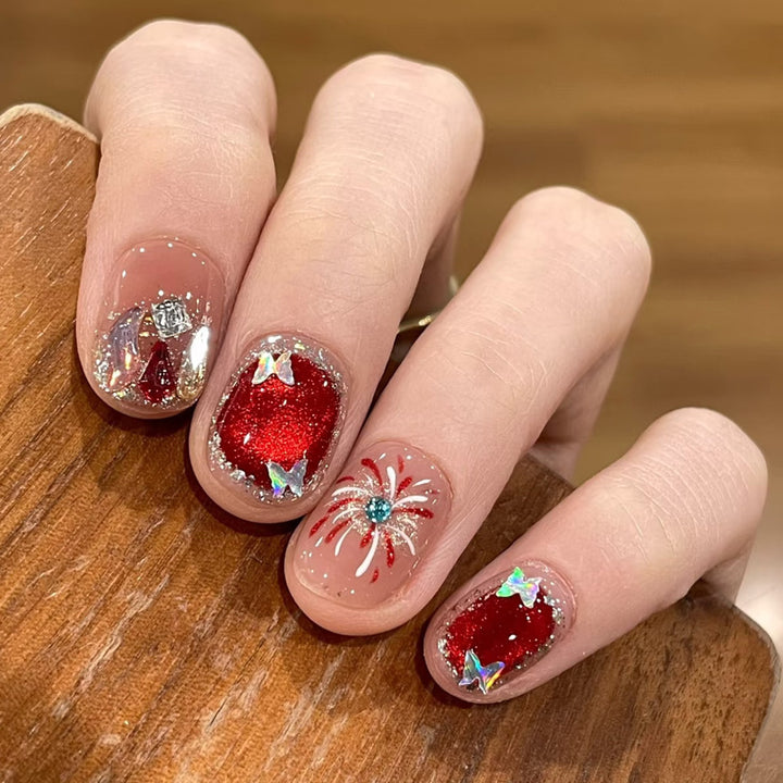Kunstnagelset mit funkelnden Glitzer- und kreativen Designakzenten Karnz