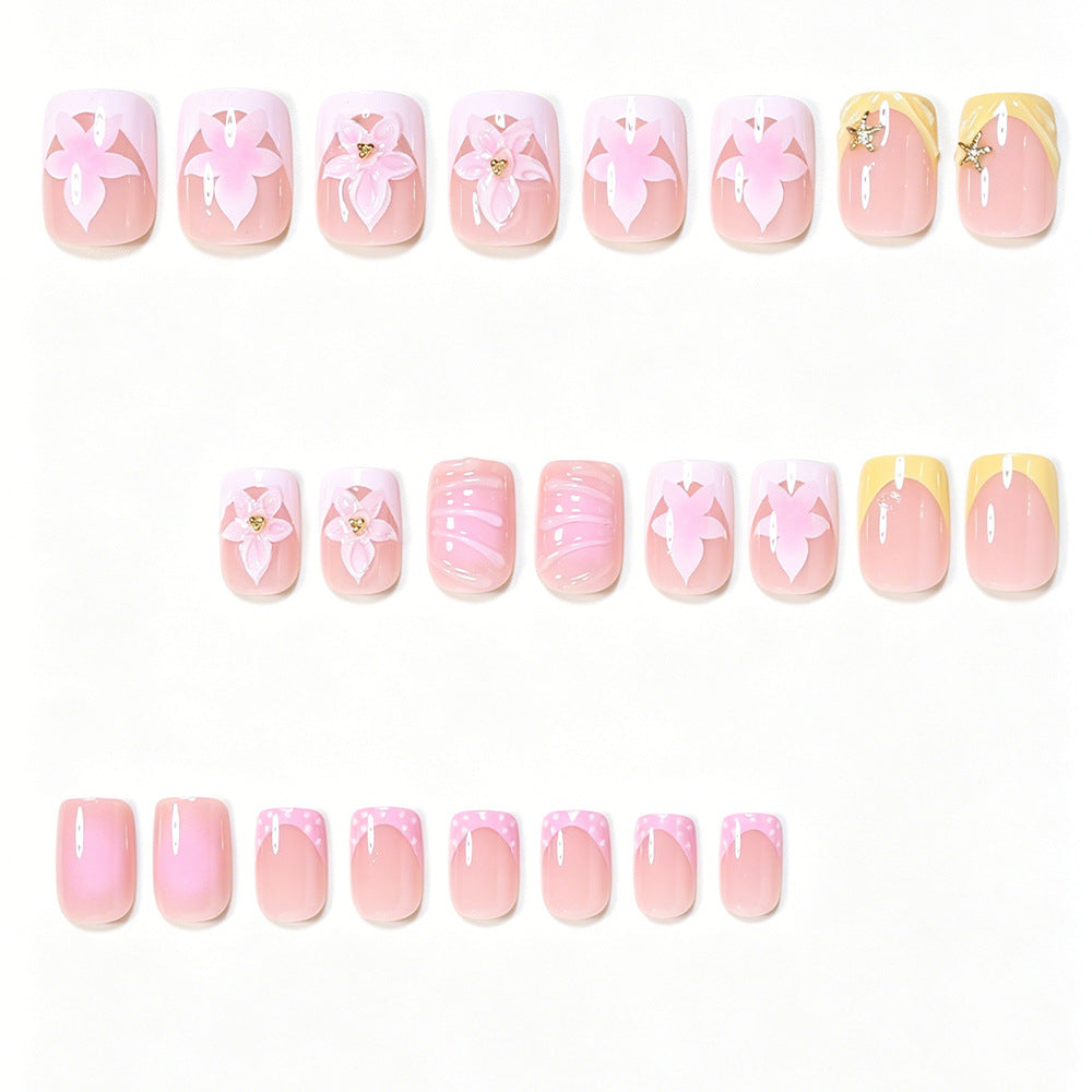 Dekorative Press-On Nagelkunst Tipps mit floralen Akzenten Karnz