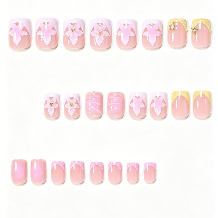 Dekorative Press-On Nagelkunst Tipps mit floralen Akzenten Karnz