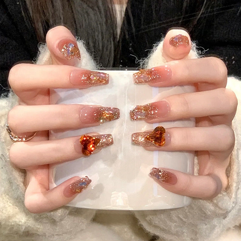 Kunstnagelset mit Glitzer- und Herzakzenten Karnz