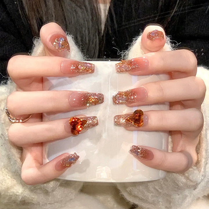 Kunstnagelset mit Glitzer- und Herzakzenten Karnz