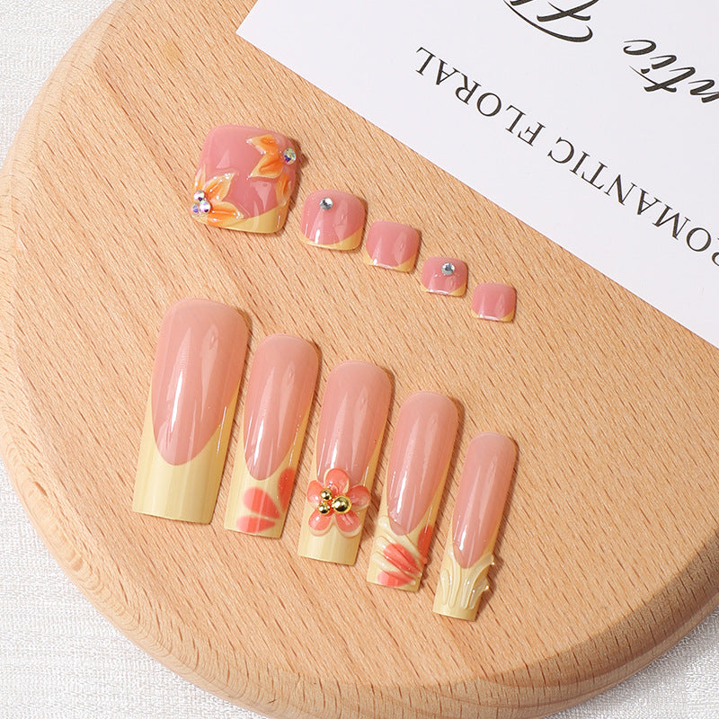 Französisch inspiriertes Blumen Press-On Nagelset Karnz
