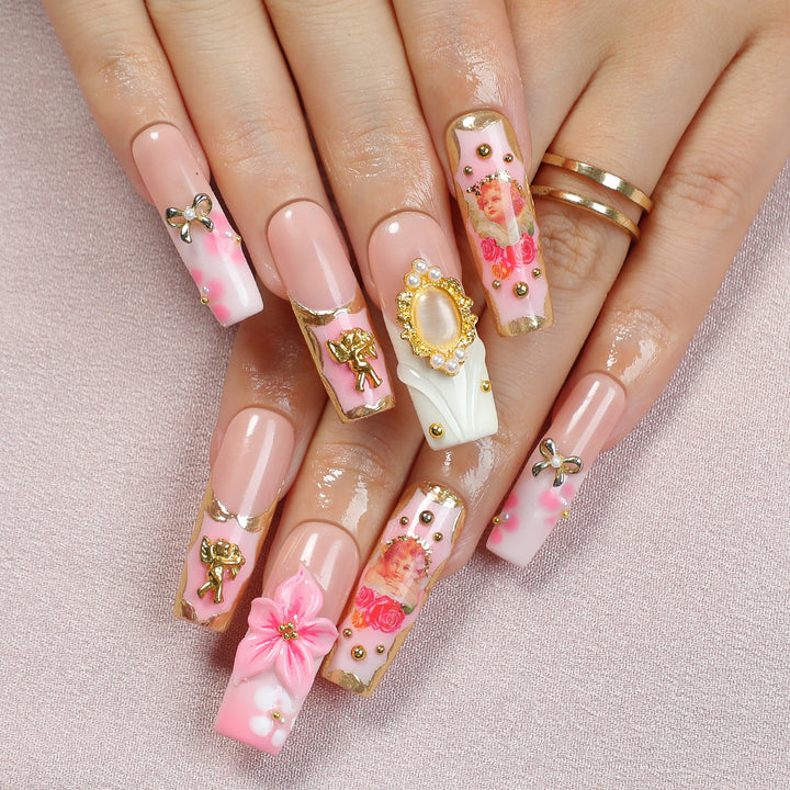 Kreatives Kunstnagelset mit blühenden Verzierungen und Glitzerakzenten Karnz