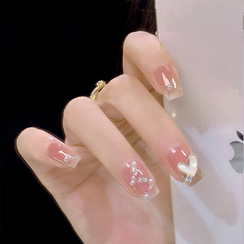 Kunstnagelset mit eleganten Perlen- und Glitzerakzenten Karnz