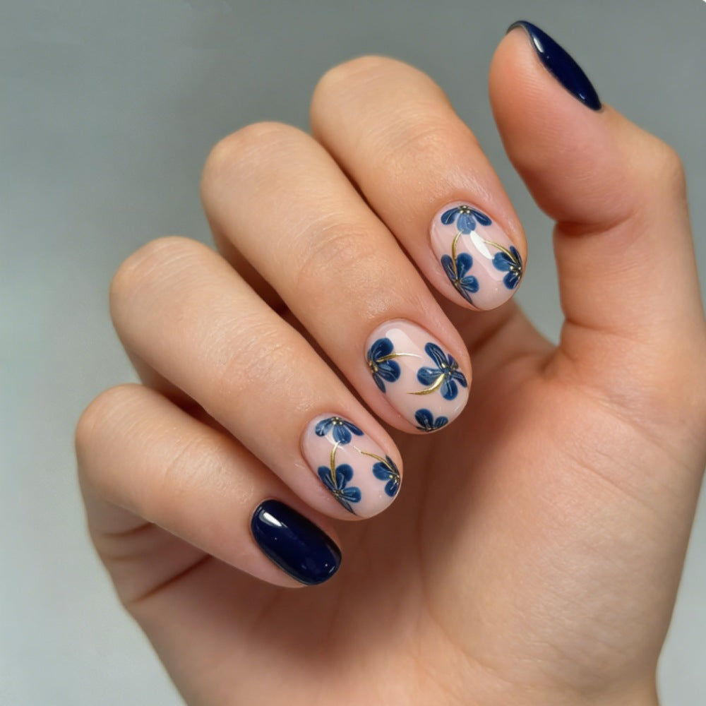 Kunstnägel mit Floralem Design und Elegantem Glanz Karnz