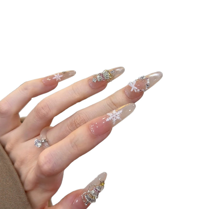 Dekoratives Stiletto Press-On Nagelkunst-Set mit Schneeflocken- und Edelsteinakzenten Karnz
