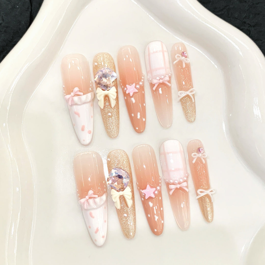 Stylisches Gel Press-On Nagelset mit dekorativen Verzierungen