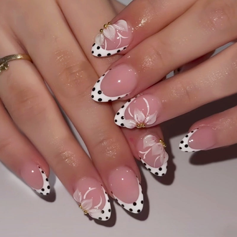 Kunstnagelset mit eleganten Blüten- und Punkte-Designs Karnz