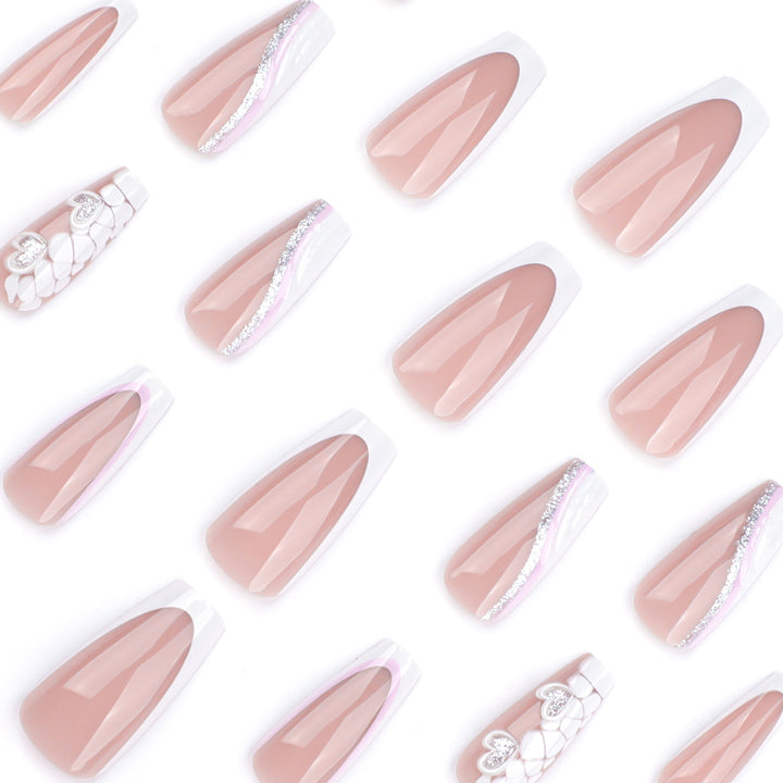 Kunstvolle Nagelverlängerungen mit Herzdesign und Glitzerakzenten Karnz