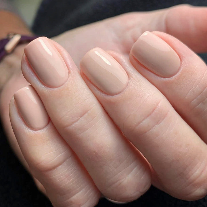 Hochglänzende Nagelkunst Karnz