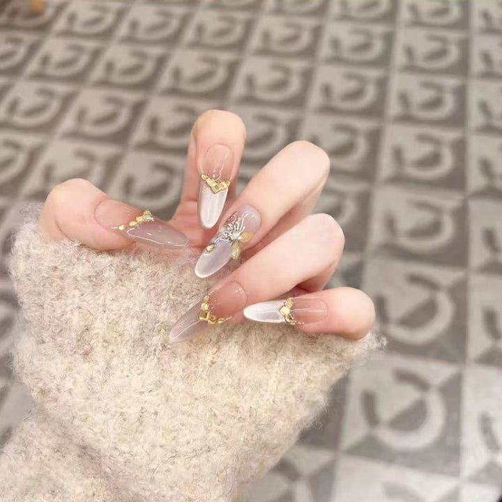 Glamouröse Kunstnägel mit eleganten Golden Details Karnz