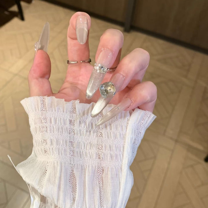 Rhinestone-besetzte Stiletto-Nagelerweiterungen