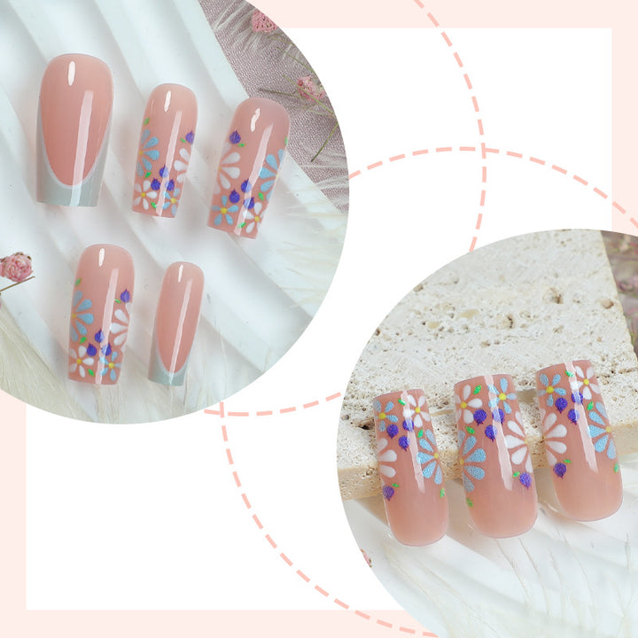 Dekoratives Press-On Nagelset mit floralen und glänzenden Akzenten Karnz