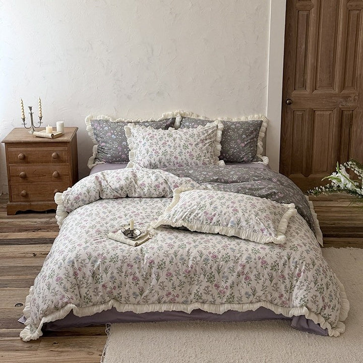 Wendbare Steppdecke im Vintage‑Botanik‑Design mit Volant und passenden Kissenbezügen