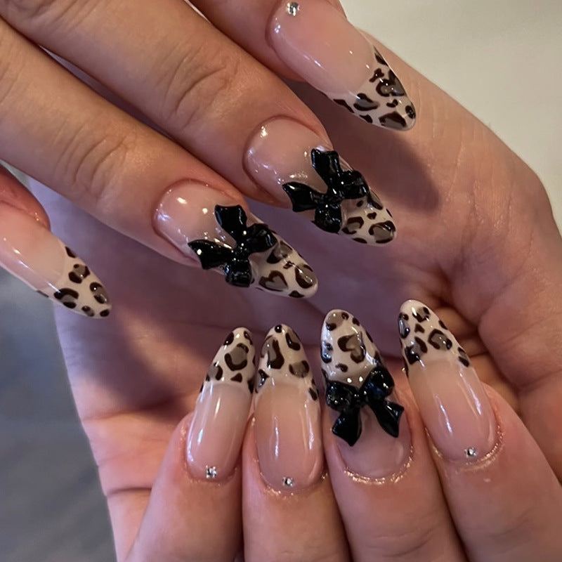 Künstliche Nagelspitzen mit Elegantem Leopardenmuster und Schleifendekor Karnz