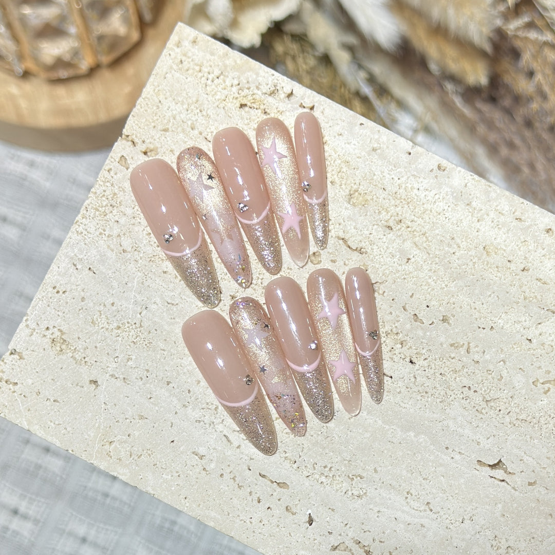 Elegante Stiletto Press-On Nagelkunst mit Strassakzenten Karnz