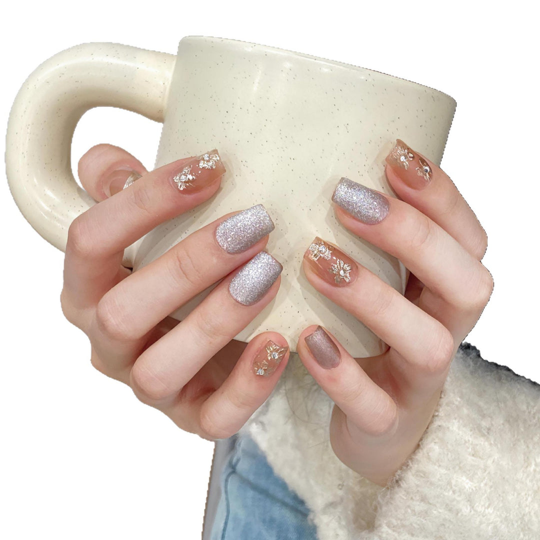 Dekorativer Press-On Nagelset mit floralen und Glitzerakzenten