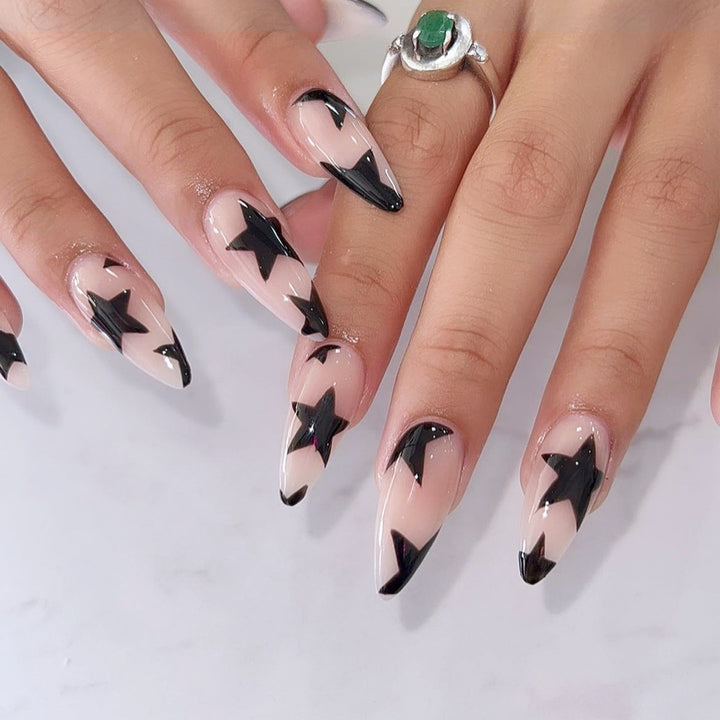Kreative Nagelspitzen mit Sternen-Motiv Karnz