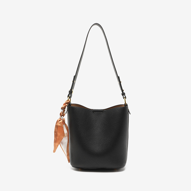 Texturierte Leder-Eimer-Tasche Karnz