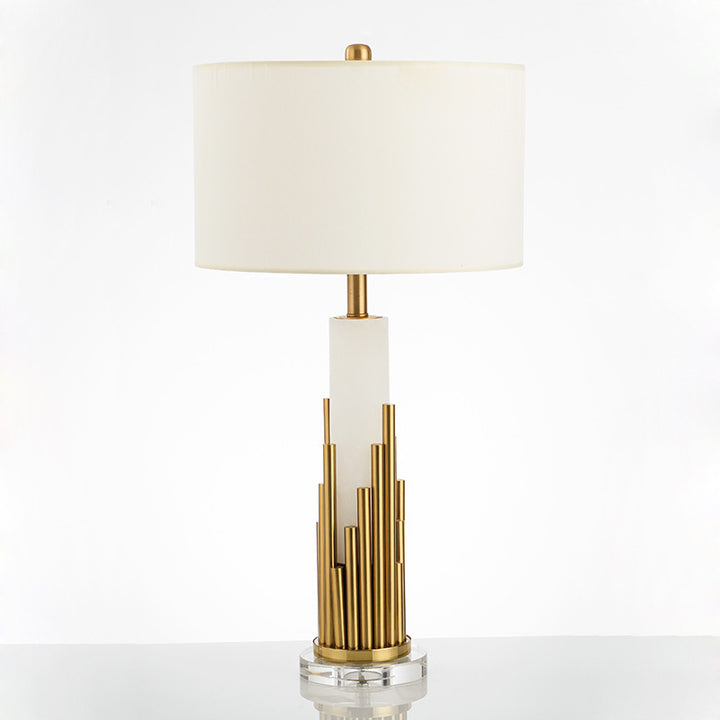 Moderne dekorative Tischlampe mit skulpturalem Messingdesign