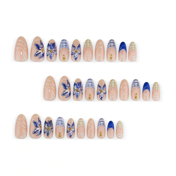 Elegantes Nagelkunst-Set mit Floralen Applikationen Karnz
