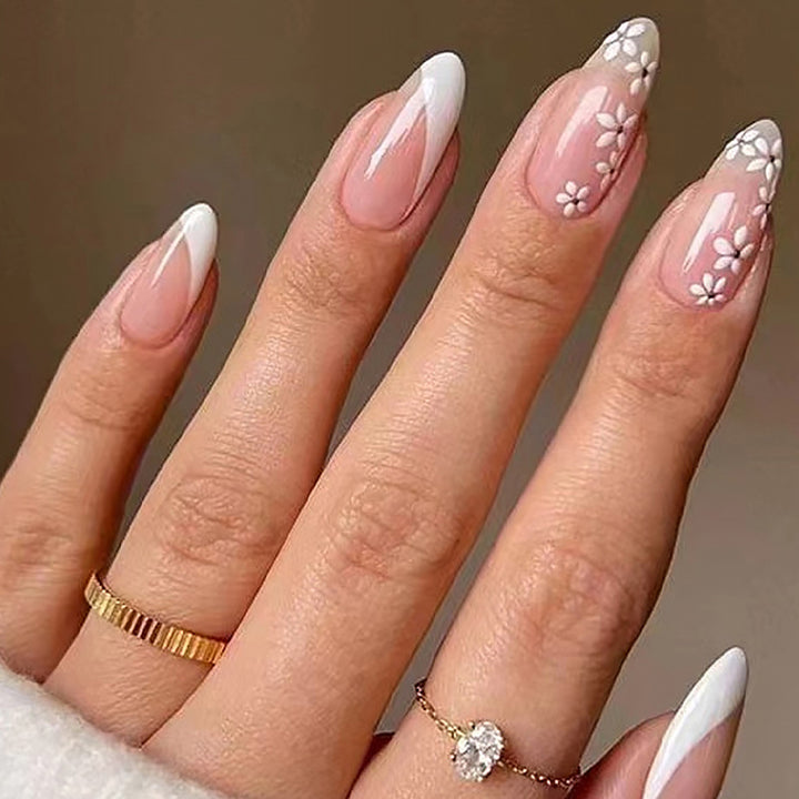 Kunstvolle Nagelspitzen mit floralen Akzenten Karnz