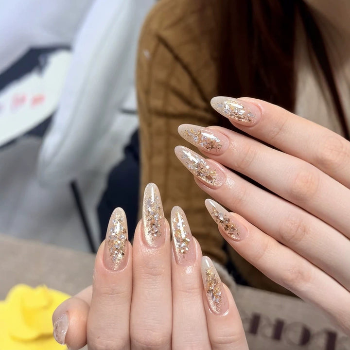 Elegante Stiletto-Nagelverlängerungen mit Glitzerakzenten