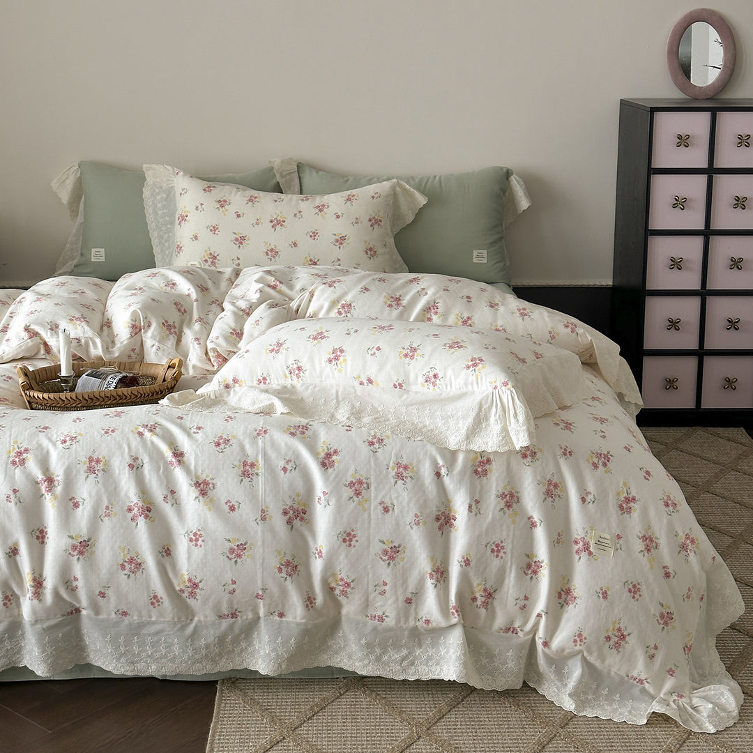 Baumwoll-Bettwäsche-Set mit Spitzenvolant und zartem Blumenprint
