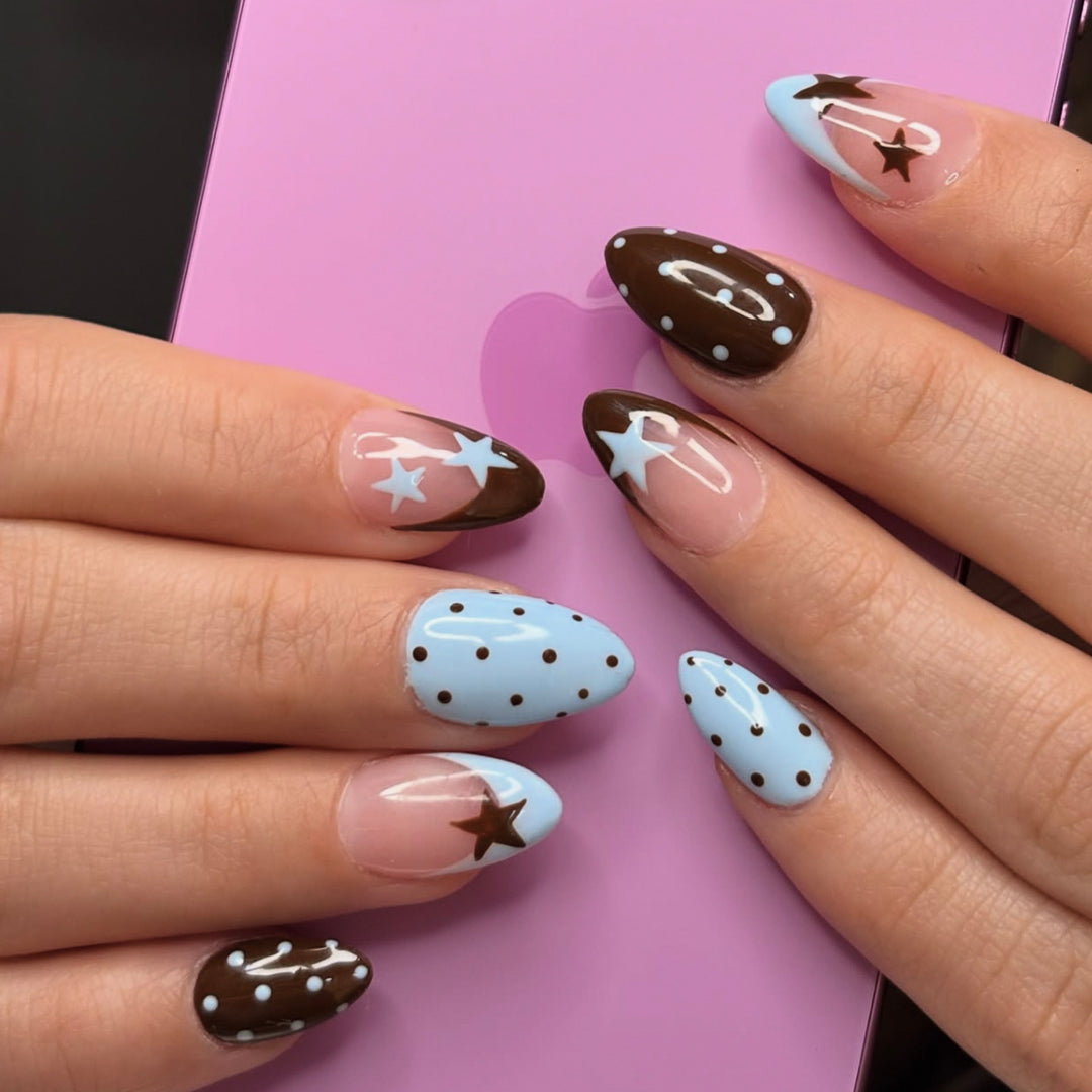 Kunstvolle Nagelverlängerungen mit modernem Sternen-Design Karnz