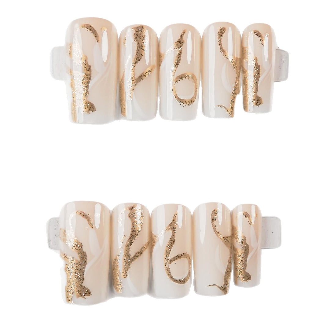 Dekoratives Press-On Nagelkunst-Set mit goldenen Akzenten