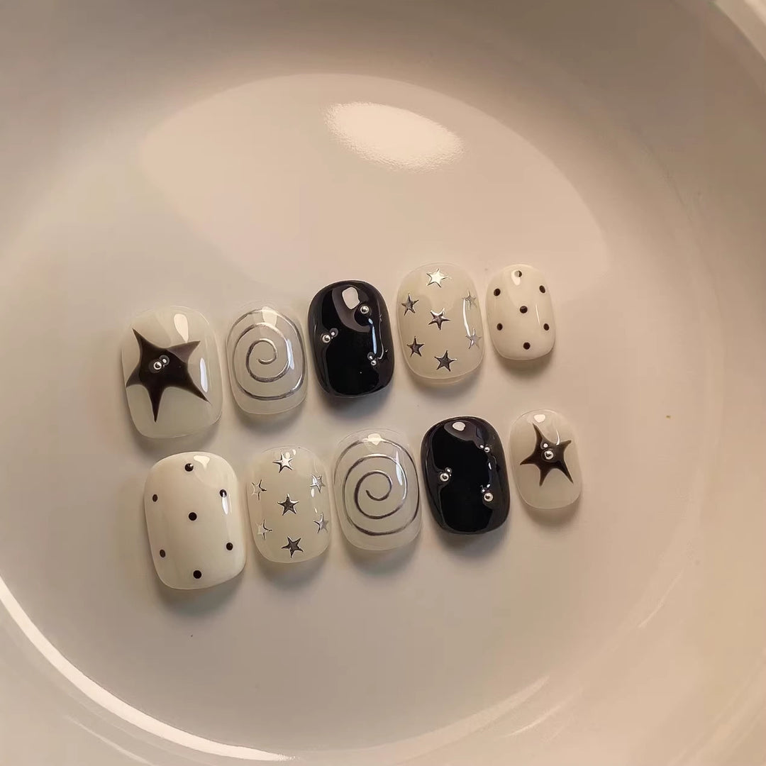 Künstlerisches Press-On Nagelset mit Stern- und Wirbel-Designs