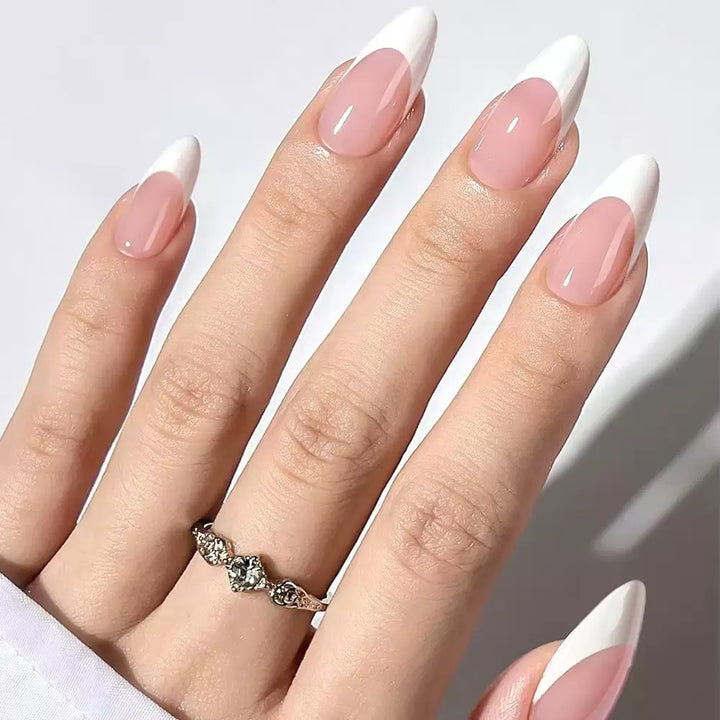 Kunstnagelset mit elegantem französischen Design und Gloss Effekt Karnz