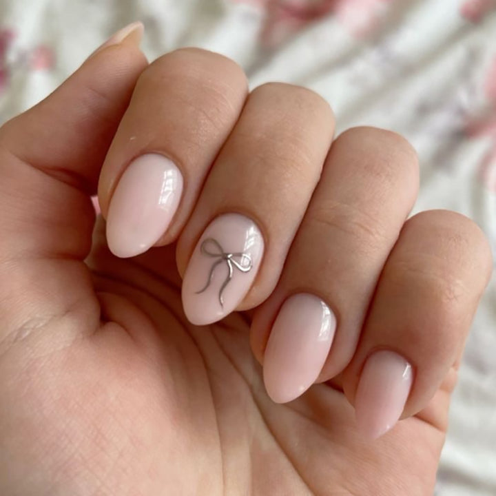 Künstliche Nagelkunst mit verspielten Punkten und Schleifen Karnz