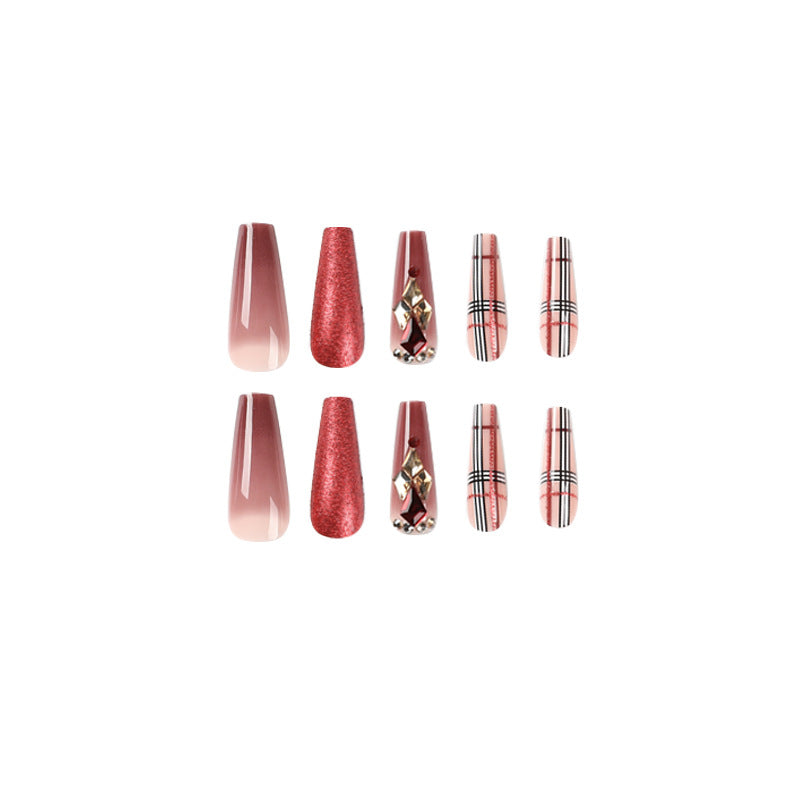 Glamouröse Stiletto-Nägel mit extravagantem Design und Glitzerakzenten Karnz