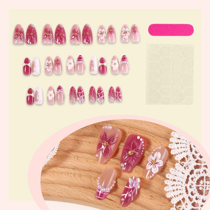 Kreatives Kunstnagelset mit floralen Akzenten und Glitzerverzierungen Karnz
