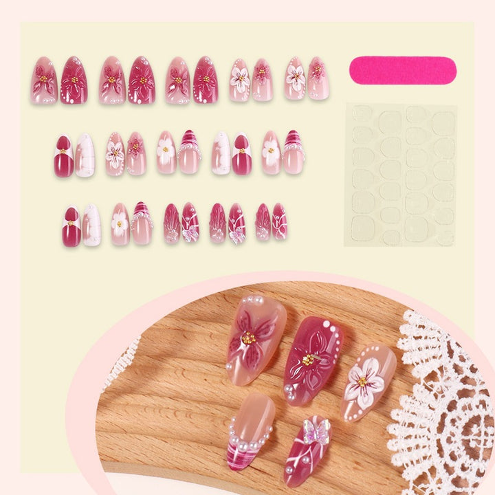 Kreatives Kunstnagelset mit floralen Akzenten und Glitzerverzierungen Karnz