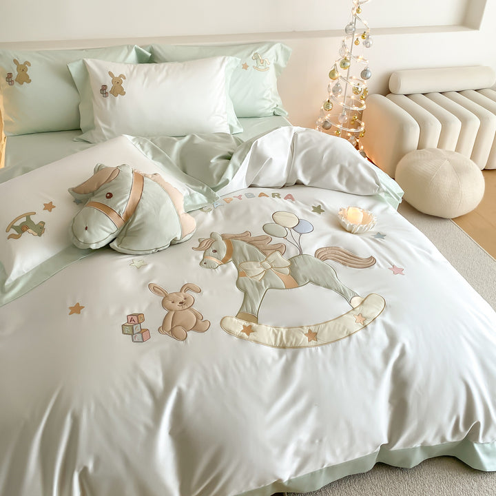 Kinderbettwäsche-Set aus feinem Baumwollsatin mit dreidimensionaler Schaukelpferd-Applikation und Wendekissen