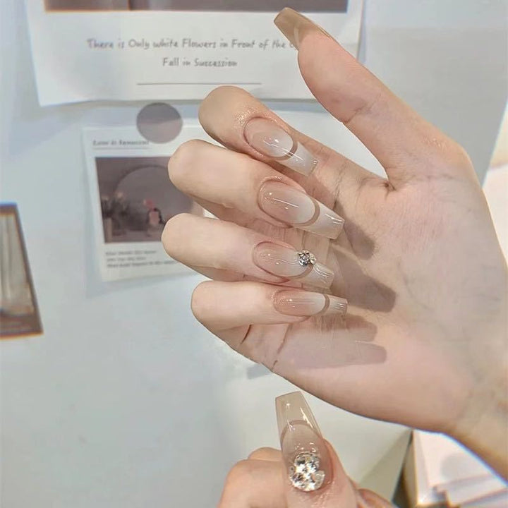 Glamouröse Kunstnägel mit eleganten Strassverzierungen Karnz