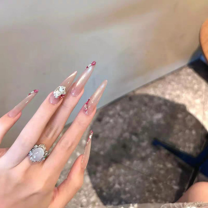Elegante Nagelkunst-Verzierungen mit Kristallakzenten